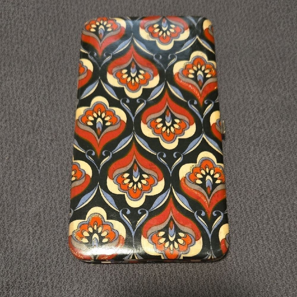 Stylish Red and Black Patterned Q